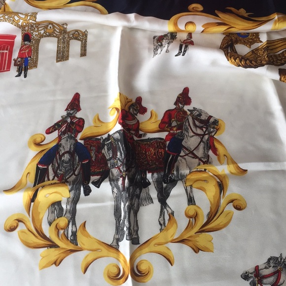 Large silk scarf - Picture 3 of 4